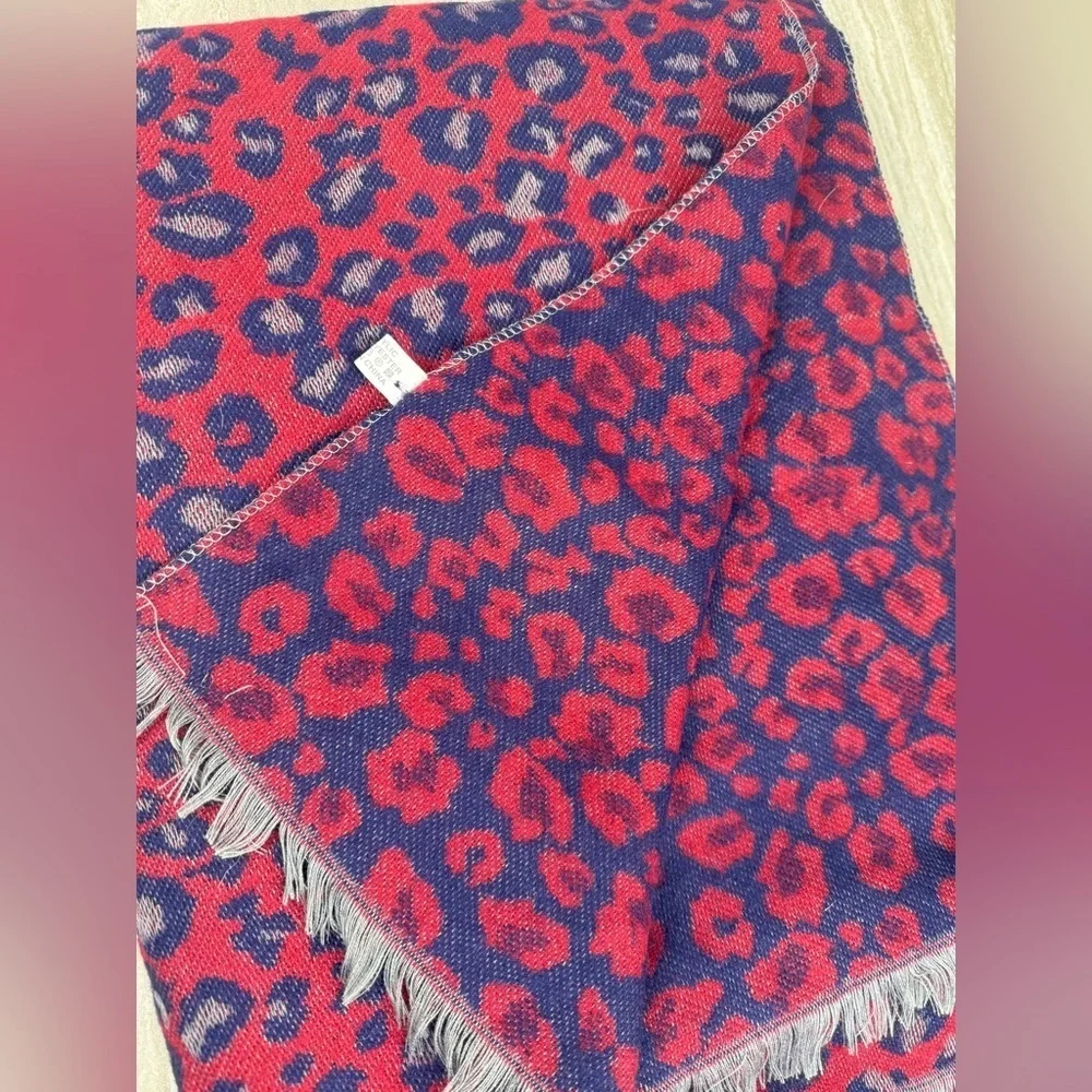 NWT Victoria Leland Animal Pattern Shoulder Throw Wrap Scarf